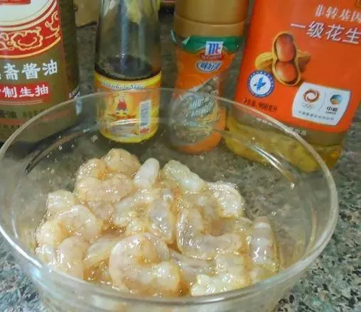 鮮蝦雲吞鮮甜美味,吃起來爽滑鮮香,美味誘人...