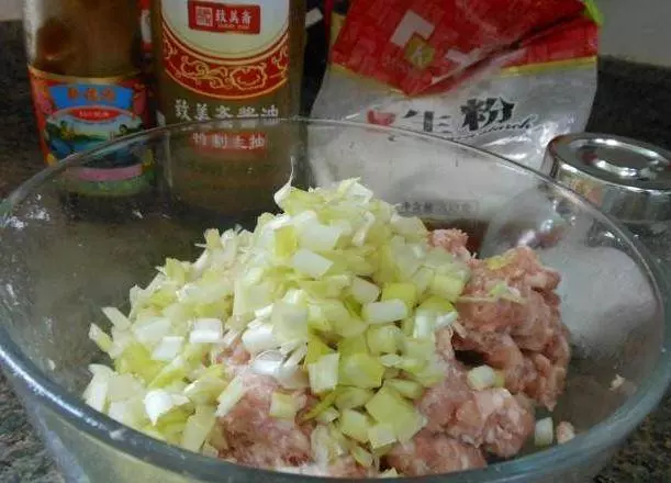 鮮蝦雲吞鮮甜美味,吃起來爽滑鮮香,美味誘人...