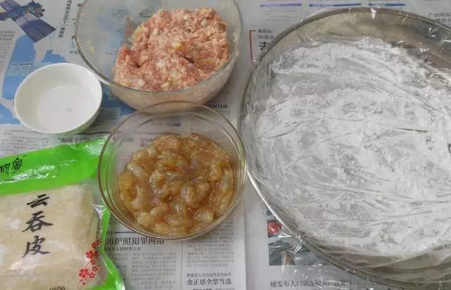 鮮蝦雲吞鮮甜美味,吃起來爽滑鮮香,美味誘人...