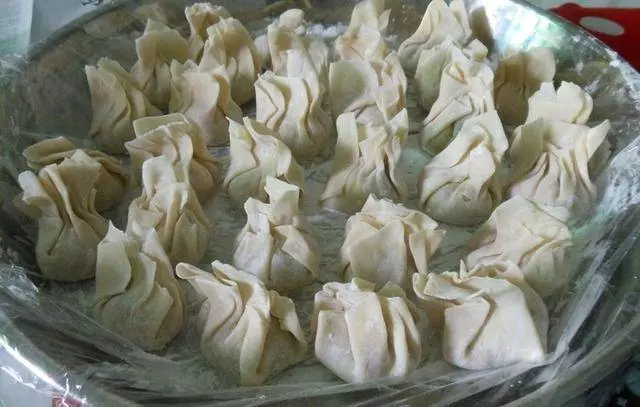 鮮蝦雲吞鮮甜美味,吃起來爽滑鮮香,美味誘人...