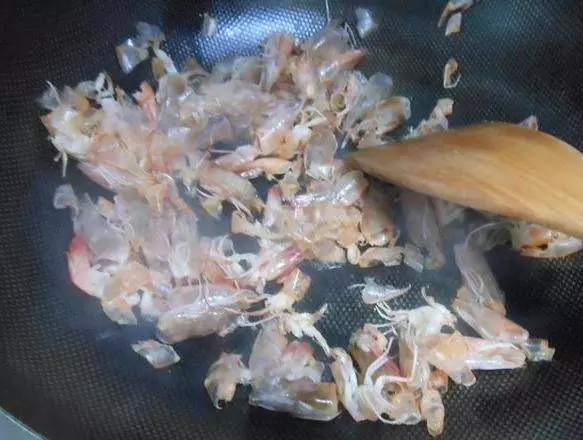 鮮蝦雲吞鮮甜美味,吃起來爽滑鮮香,美味誘人...
