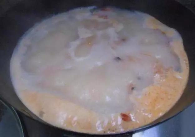 鮮蝦雲吞鮮甜美味,吃起來爽滑鮮香,美味誘人...