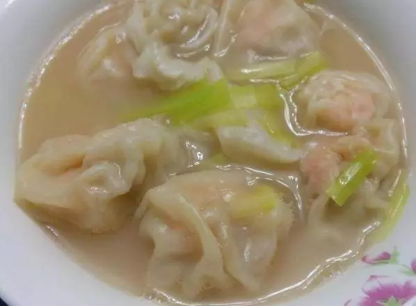鮮蝦雲吞鮮甜美味,吃起來爽滑鮮香,美味誘人...