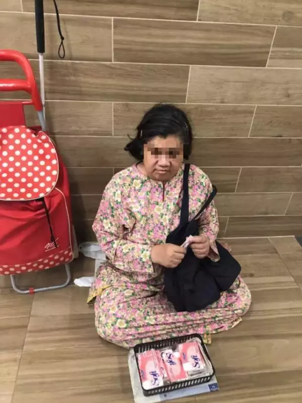 新加坡安娣真猖狂!竟在大庭廣眾下對殘疾人做這種事!急得對方直喊「Help」