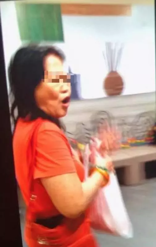 新加坡安娣真猖狂!竟在大庭廣眾下對殘疾人做這種事!急得對方直喊「Help」