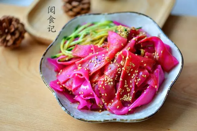 火龍果做涼皮,不用和面,水一衝,放熱水裡一燙就做成了