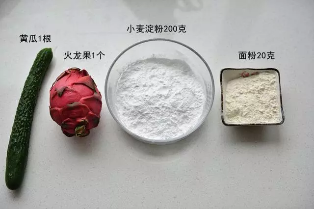 火龍果做涼皮,不用和面,水一衝,放熱水裡一燙就做成了