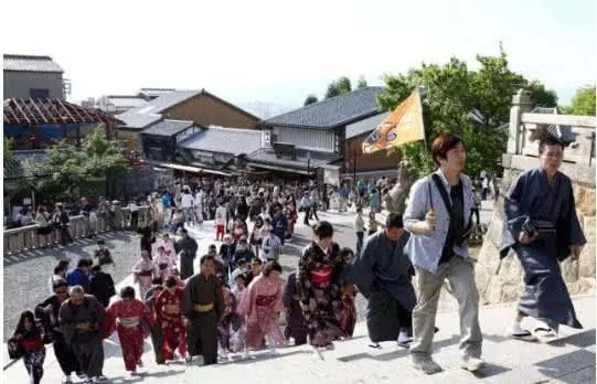 去日本旅遊,當你看到橙色的旗子時,啥都別問直接跑!