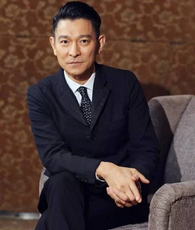 劉德華全家福照曝光,天王父母「穿簡陋布鞋提環保袋」,生活樸素又謙虛,低調才是最好的生活姿態
