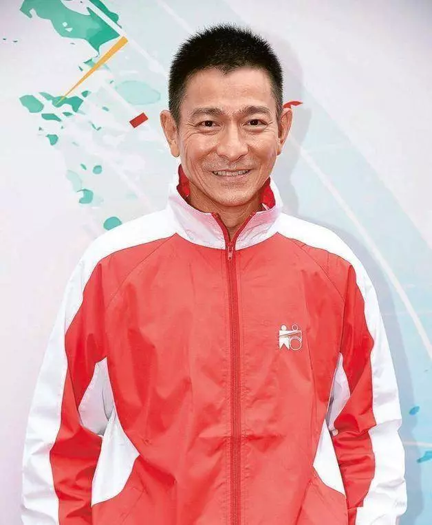 劉德華全家福照曝光,天王父母「穿簡陋布鞋提環保袋」,生活樸素又謙虛,低調才是最好的生活姿態
