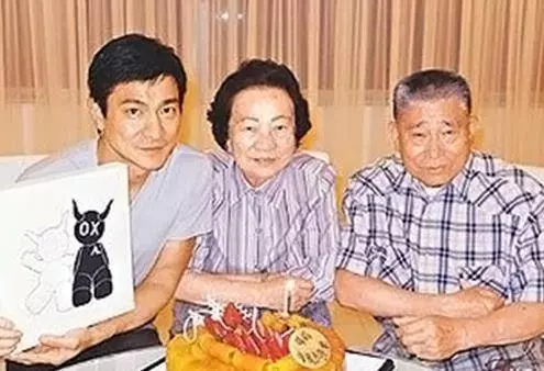 劉德華全家福照曝光,天王父母「穿簡陋布鞋提環保袋」,生活樸素又謙虛,低調才是最好的生活姿態