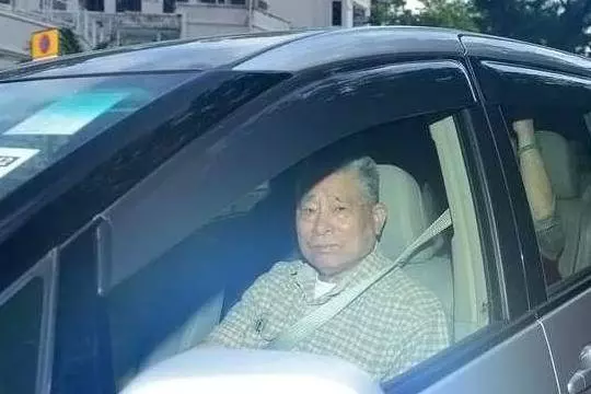 劉德華全家福照曝光,天王父母「穿簡陋布鞋提環保袋」,生活樸素又謙虛,低調才是最好的生活姿態