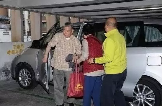 劉德華全家福照曝光,天王父母「穿簡陋布鞋提環保袋」,生活樸素又謙虛,低調才是最好的生活姿態