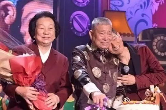 劉德華全家福照曝光,天王父母「穿簡陋布鞋提環保袋」,生活樸素又謙虛,低調才是最好的生活姿態