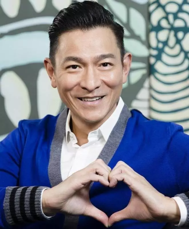 劉德華全家福照曝光,天王父母「穿簡陋布鞋提環保袋」,生活樸素又謙虛,低調才是最好的生活姿態
