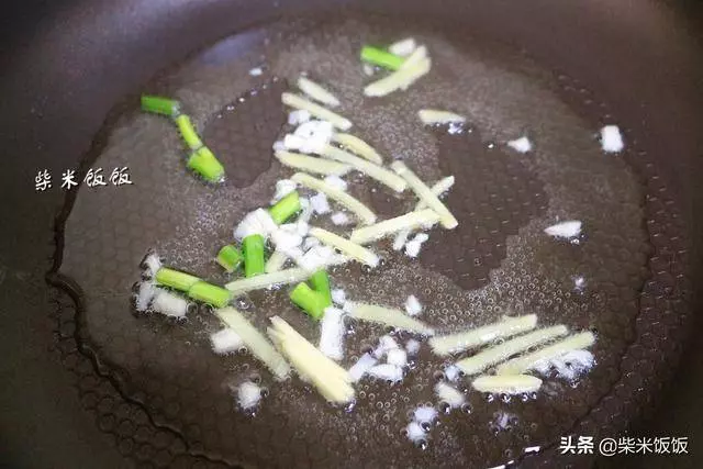 這菜蒸一蒸就可上桌,簡單好做又有營養. 常吃滋潤不上火,味道特鮮!! !
