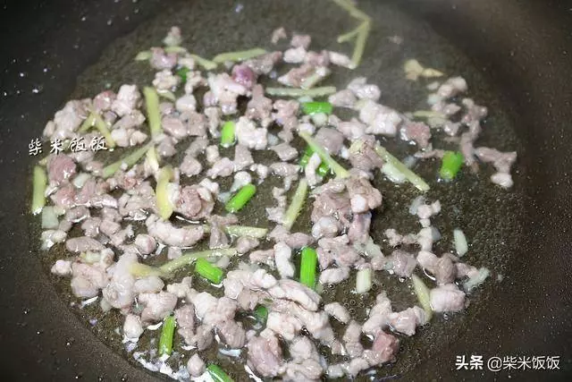 這菜蒸一蒸就可上桌,簡單好做又有營養. 常吃滋潤不上火,味道特鮮!! !