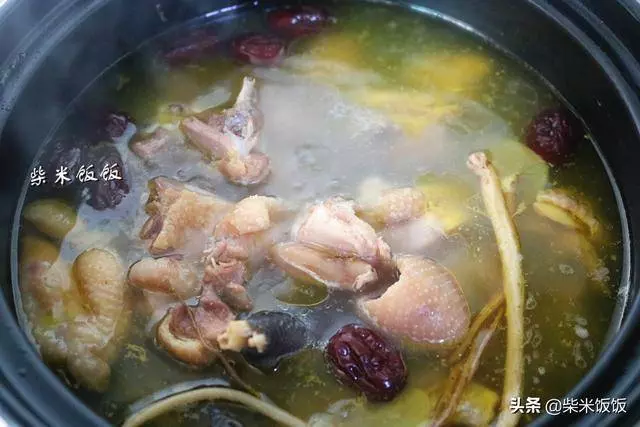 燉雞湯千萬不要加香料,就加這四樣,雞湯鮮美,滋陰潤膚補氣血!!