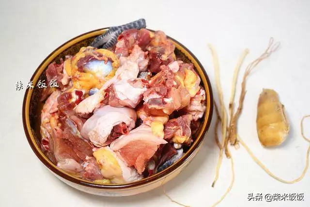 燉雞湯千萬不要加香料,就加這四樣,雞湯鮮美,滋陰潤膚補氣血!!