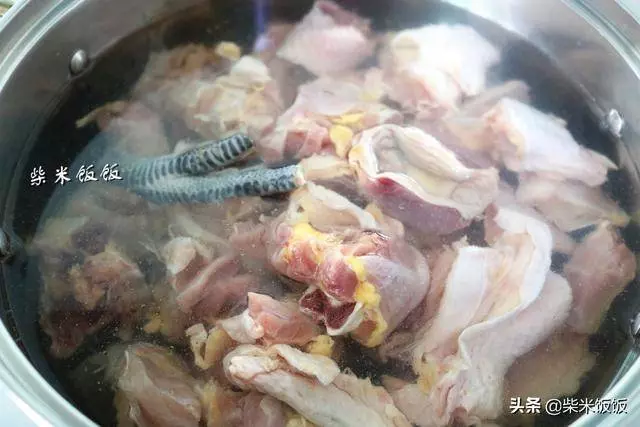 燉雞湯千萬不要加香料,就加這四樣,雞湯鮮美,滋陰潤膚補氣血!!