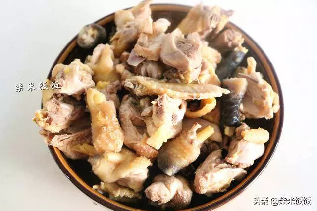 燉雞湯千萬不要加香料,就加這四樣,雞湯鮮美,滋陰潤膚補氣血!!