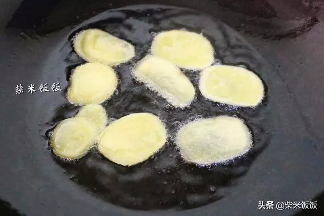 燉雞湯千萬不要加香料,就加這四樣,雞湯鮮美,滋陰潤膚補氣血!!