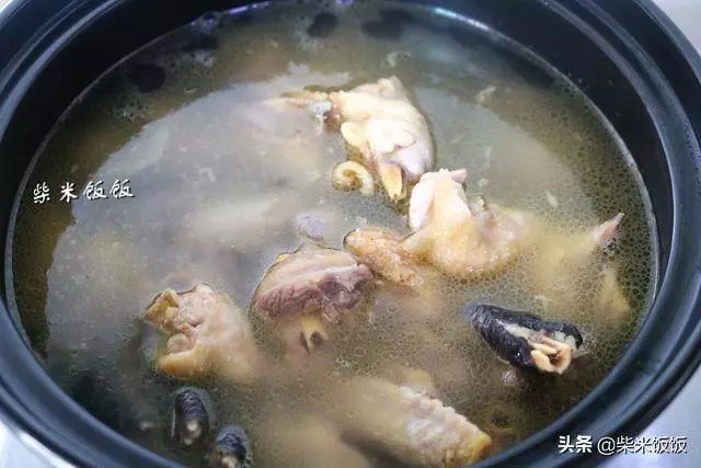 燉雞湯千萬不要加香料,就加這四樣,雞湯鮮美,滋陰潤膚補氣血!!