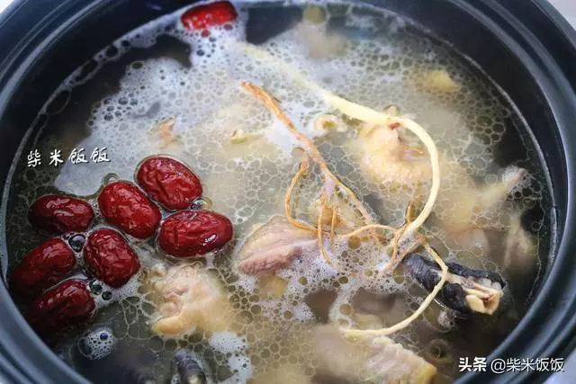 燉雞湯千萬不要加香料,就加這四樣,雞湯鮮美,滋陰潤膚補氣血!!