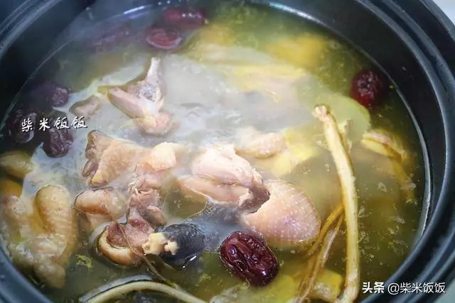 燉雞湯千萬不要加香料,就加這四樣,雞湯鮮美,滋陰潤膚補氣血!!