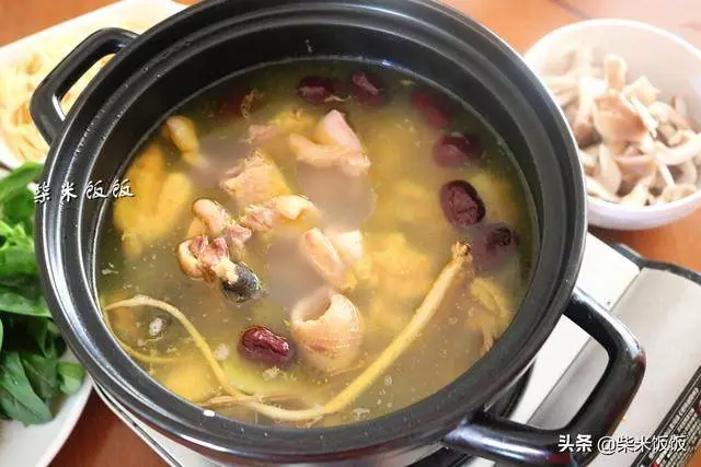 燉雞湯千萬不要加香料,就加這四樣,雞湯鮮美,滋陰潤膚補氣血!!