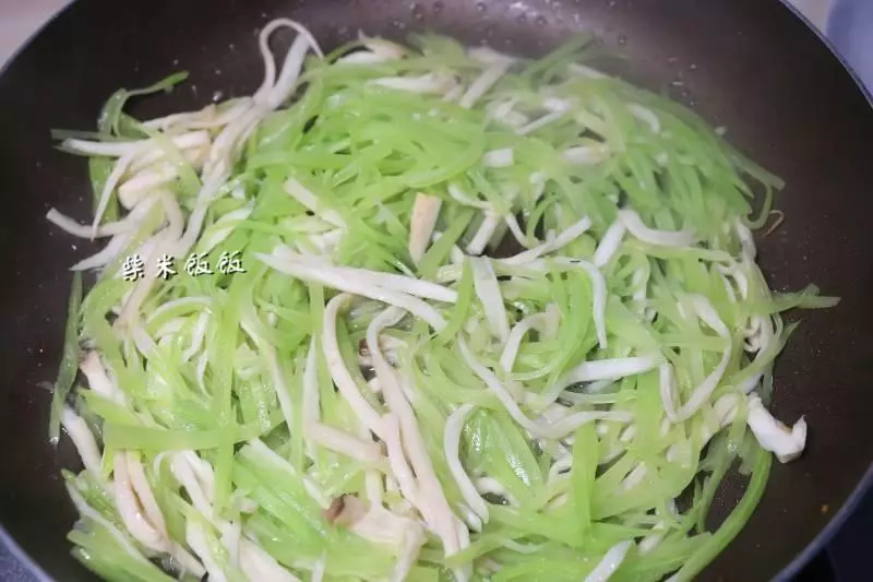 萵筍加它一起炒,只放鹽就特別鮮,比炒肉更好吃哦!