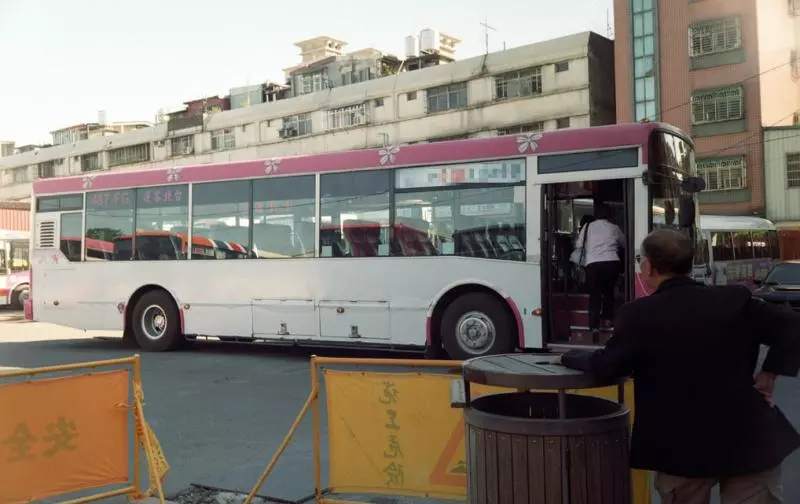 好心幫賣菜嬤付公車錢,司機竟指認「她是慣犯」!下秒路人爺爺說了1句話,他永生難忘…