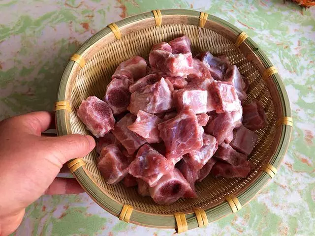 無論燉排骨還是燉雞,萬萬別焯水,這樣做血水自動跑出來更鮮嫩