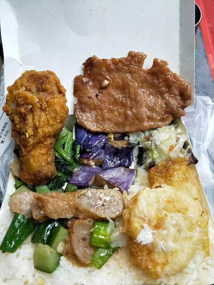 貧嬤帶孫買便當「2人共吃1份」…阿婆老闆編「超暖謊言」送餐!2萬人淚讚:台灣人情味
