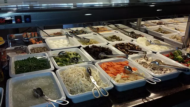 貧嬤帶孫買便當「2人共吃1份」…阿婆老闆編「超暖謊言」送餐!2萬人淚讚:台灣人情味