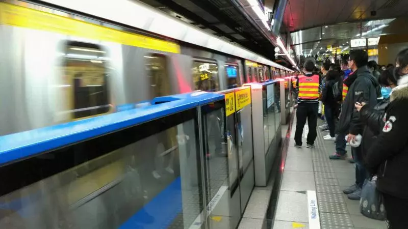 經痛「痛苦抱肚」搭捷運!阿伯逼讓座:年輕人最好被統一 女大生「順勢一個動作」讓他羞愧安靜