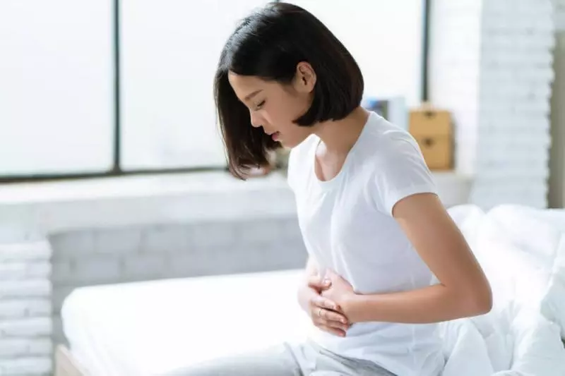 經痛「痛苦抱肚」搭捷運!阿伯逼讓座:年輕人最好被統一 女大生「順勢一個動作」讓他羞愧安靜