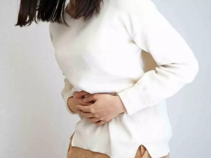 經痛「痛苦抱肚」搭捷運!阿伯逼讓座:年輕人最好被統一 女大生「順勢一個動作」讓他羞愧安靜