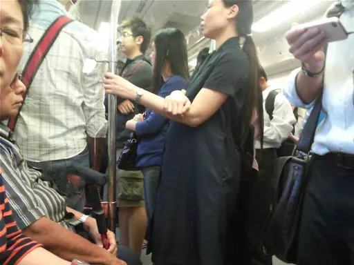 經痛「痛苦抱肚」搭捷運!阿伯逼讓座:年輕人最好被統一 女大生「順勢一個動作」讓他羞愧安靜