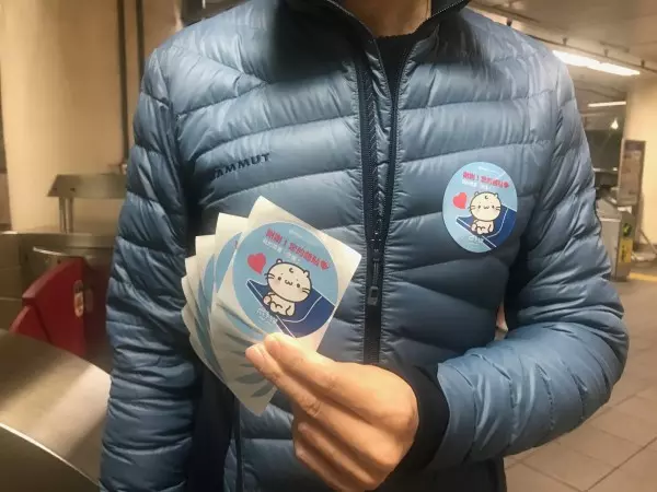經痛「痛苦抱肚」搭捷運!阿伯逼讓座:年輕人最好被統一 女大生「順勢一個動作」讓他羞愧安靜