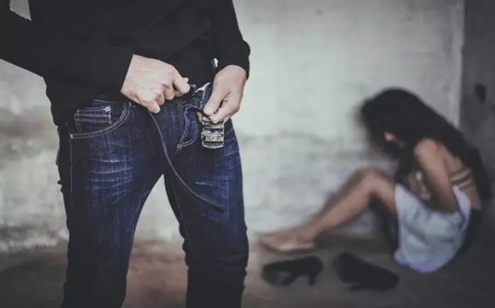 《禽獸不如》幫7名男學生課後輔導 女老師慘遭學生「」輪姦「」