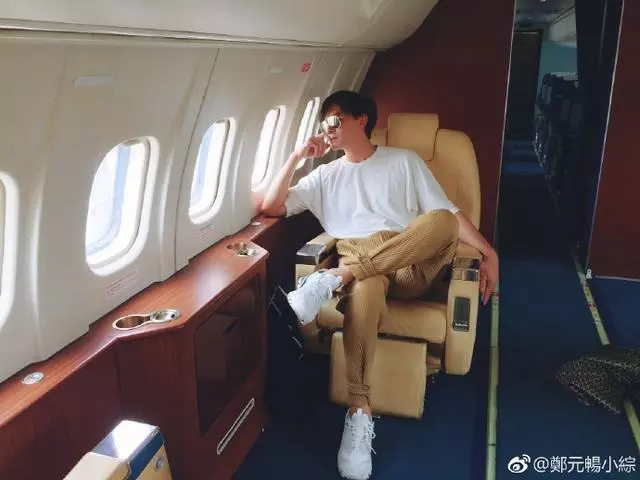 曾經迷倒萬千少女的江直樹如今毫無存在感,站在劉嘉玲旁宛如跟班