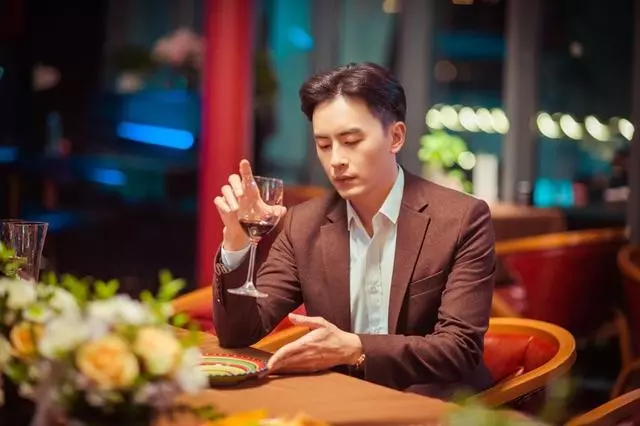 曾經迷倒萬千少女的江直樹如今毫無存在感,站在劉嘉玲旁宛如跟班