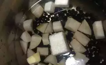 濕氣太重怎麼辦?黑豆加一物煮水喝,每天一小碗,軟化血管,大肚子也慢慢平了