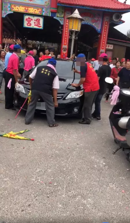 黑轎車停港口宮前阻交通! 5猛男抬車不動,阿伯氣摔雨刷「女車主臭臉移車」!