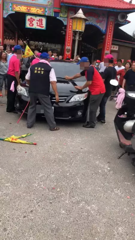 黑轎車停港口宮前阻交通! 5猛男抬車不動,阿伯氣摔雨刷「女車主臭臉移車」!