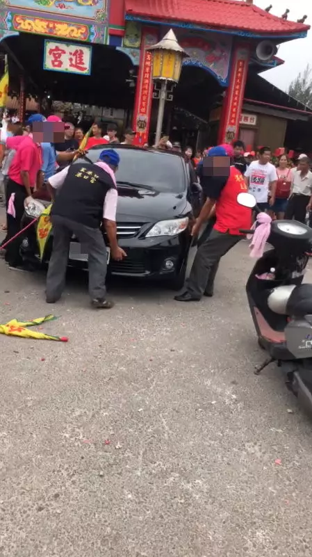 黑轎車停港口宮前阻交通! 5猛男抬車不動,阿伯氣摔雨刷「女車主臭臉移車」!