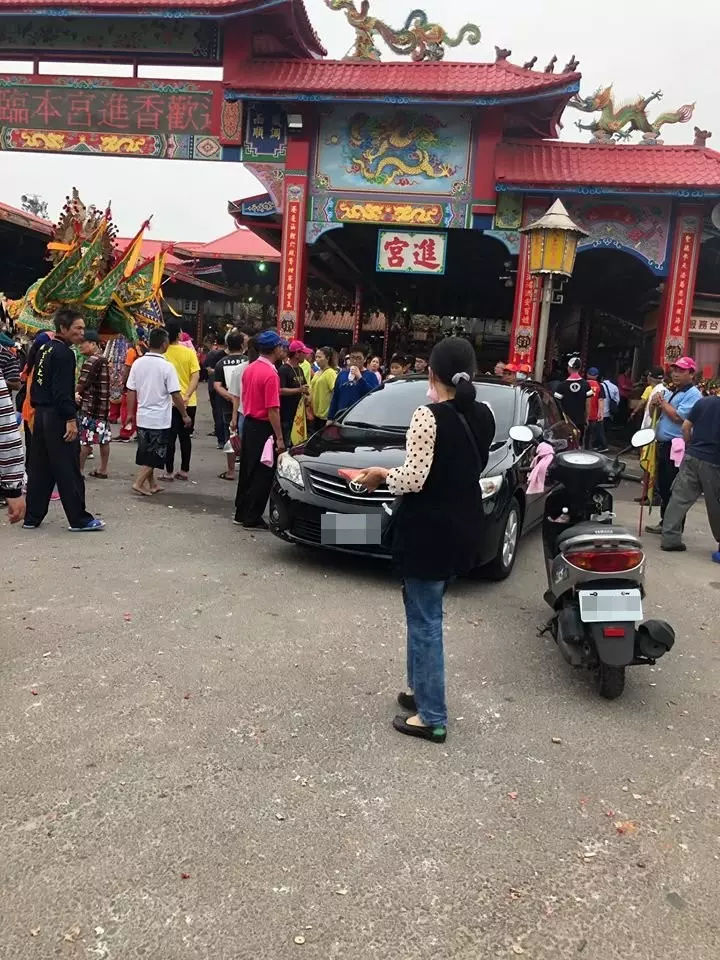 黑轎車停港口宮前阻交通! 5猛男抬車不動,阿伯氣摔雨刷「女車主臭臉移車」!