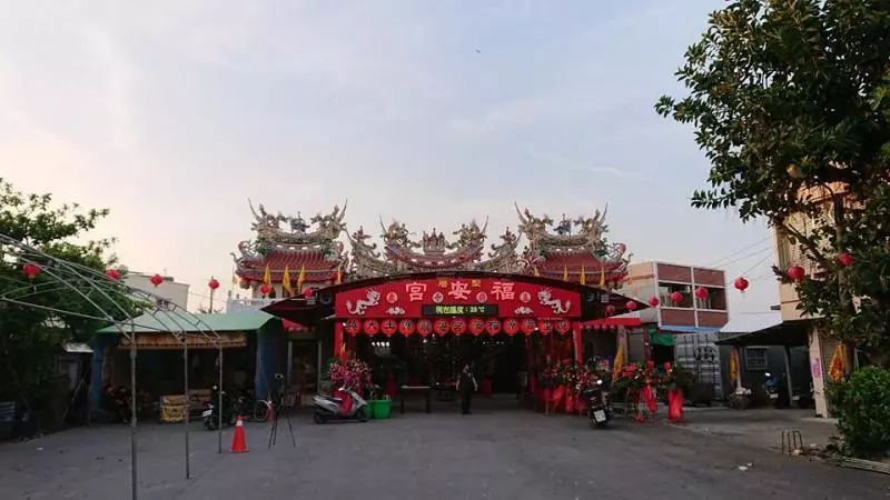 黑轎車停港口宮前阻交通! 5猛男抬車不動,阿伯氣摔雨刷「女車主臭臉移車」!