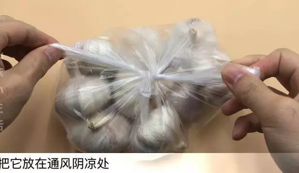 原來保存大蒜這麼簡單,放一年不乾癟不發芽,再也不用花大價買了